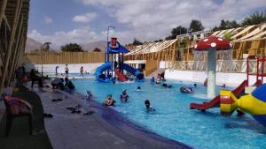 un grupo de personas en una piscina en un parque acuático en Hotel Gran Marquez en Moquegua