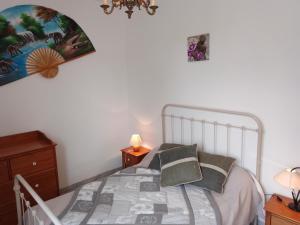 Les Gites du Mont Ventoux في بيدوان: غرفة نوم عليها سرير ووسادتين