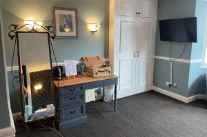 a dressing room with a desk and a mirror at The Olde Swan Hotel in Chertsey