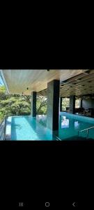 ein großer Pool mit blauem Wasser in einem Gebäude in der Unterkunft Hotel Ami Grace in Port Blair