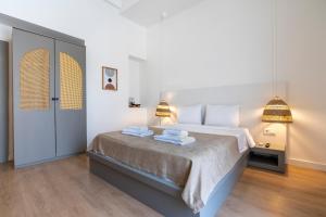 1 dormitorio con 1 cama con 2 toallas en My Hotel, en Antalya
