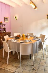 comedor con mesa y sillas en Le Jardin des Roches, en Moigny