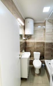 een badkamer met een toilet en een wastafel bij Nouri schöne Wohnung in direkter Strandnähe, schnelles Internet, freies Parken, nahe Flughafen in Perea