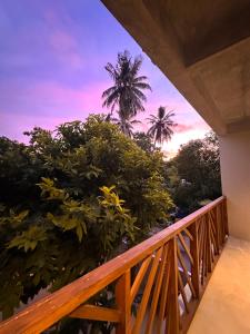 desde el balcón de una casa con una palmera en The Palm Ray Rasdhoo, en Rasdu