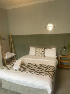 1 dormitorio con cama, lámpara y silla en West Beck House - Newcastle 6, en North Shields