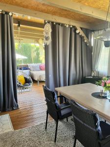 Posezení v ubytování Glamping Karavan u Konopiště
