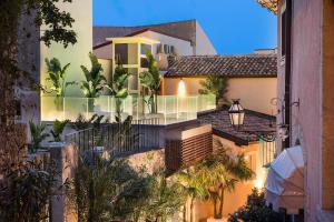 - Vistas a una casa con balcón en Taormina Infinity Suites en Taormina