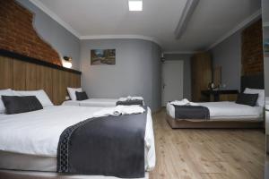 Un pat sau paturi într-o cameră la LA PERA SUİTES