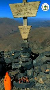 una señal en la cima de una montaña con rocas en Gîte d’étape Chrifi en Anergui
