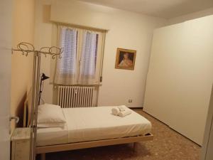 - une chambre avec un lit dans une pièce dotée d'une fenêtre dans l'établissement Rubino 8, à Parme