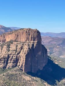 een uitzicht op een grote rotsachtige berg met een waterlichaam bij Gîte d’étape Chrifi in Anergui