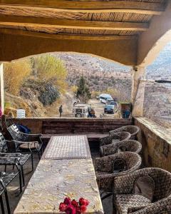 einen Tisch und Stühle auf einer Veranda mit Aussicht in der Unterkunft Gîte d’étape Chrifi in Anergui