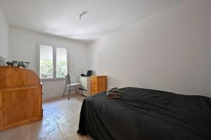 Кровать или кровати в номере Villa *La Bibliothèque*Piscine*Climatisée +25 фотографий