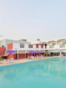 una gran piscina frente a un hotel en Chez Mimi, en Toubab Dialaw