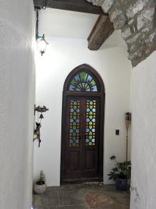 drewniane drzwi z witrażami w obiekcie Le Saint Jean Cosy et Confort w mieście Villefranche-de-Conflent