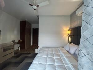 A bed or beds in a room at Eminence The Corbett