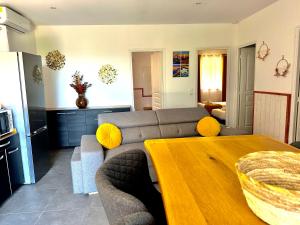 A Santa Trinita في بونيفاسيو: غرفة معيشة مع أريكة وطاولة