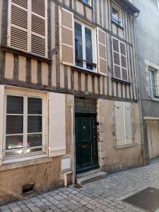 オルレアンにあるStudio Rue piétonne Orléansの緑のドアと窓のある古い建物