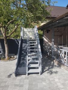uma escada que leva a uma casa com uma cerca em Фенікс em Yaremche