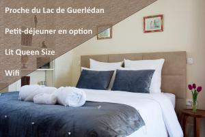 1 dormitorio con 1 cama con 2 toallas en Valfrescos - Lac de Guerlédan en Caurel