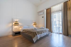 1 dormitorio con cama y ventana grande en My Hotel, en Antalya