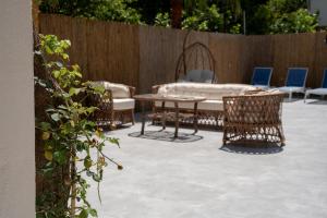 patio ze stołem, krzesłami i ogrodzeniem w obiekcie My Hotel w mieście Antalya