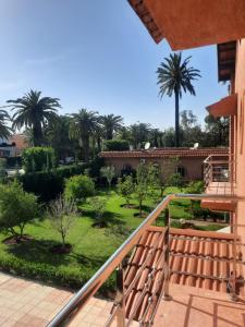 una vista dal balcone di una casa con palme di Destination Paradis-Ben Slimane a Ben Slimane