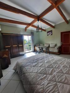 una camera con un grande letto e un soggiorno di Destination Paradis-Ben Slimane a Ben Slimane