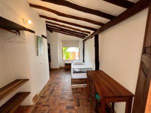 un corridoio con una camera con divano e tavolo di cabaña las mariposas Ecohotel a Villanueva