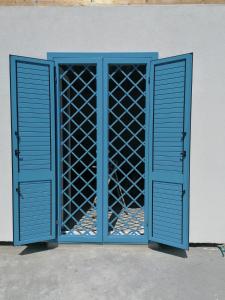 un paio di porte blu davanti a un edificio di Villetta 28 (passi dal mare) ad Acquappesa