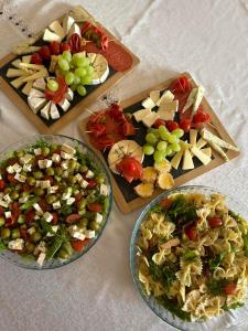einen Tisch mit drei Platten verschiedener Arten von Lebensmitteln in der Unterkunft Gospodarstwo Agroturystyczne Zacisze in Ruś