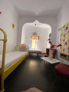 Hostal Valencia - private room with bathroom tesisinde bir oturma alanı