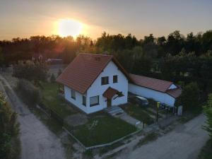 Pohľad na východ alebo západ slnka z dovolenkového domu alebo blízkeho okolia