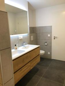 Ένα μπάνιο στο Cedrien Appartement met terras