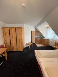 Habitación en el ático con 2 camas y armarios de madera en Hotel-Landpension Postwirt, en Kirchensittenbach