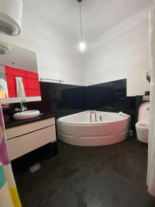 Hostal Valencia - private room with bathroom tesisinde bir banyo