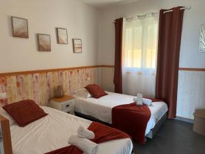 Cette chambre comprend 2 lits et une fenêtre. dans l'établissement A Santa Trinita, à Bonifacio
