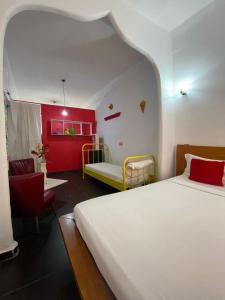 Hostal Valencia - private room with bathroom tesisinde bir odada yatak veya yataklar