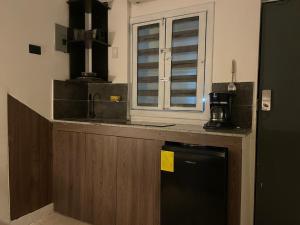 eine Küche mit einer Arbeitsplatte und einem Fenster in der Unterkunft Daniel ApartRooms in Guayaquil