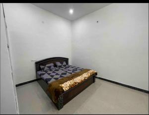Un pat sau paturi într-o cameră la Rukmani Rooms