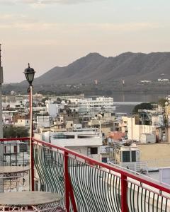 desde el balcón de un edificio con vistas a la ciudad en Hotel Mewari Villa, en Udaipur