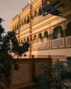 un edificio con una valla delante en Hotel Mewari Villa, en Udaipur