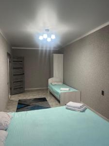 1 dormitorio con 2 camas en una habitación en Silk Way en Semey