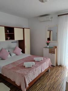 - une chambre avec un grand lit et 2 oreillers dans l'établissement Guesthouse MM, à Dubrovnik