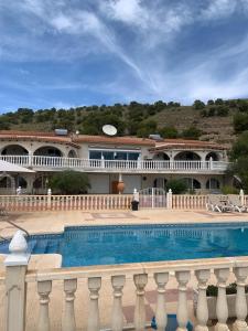 un gran edificio con una gran piscina en Casa pajarera, en Fortuna