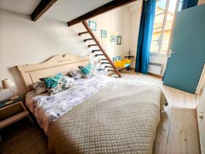 sypialnia z dużym łóżkiem i schodami w obiekcie St Joseph · Great holiday flat - old town for 4 w Nicei