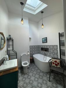 Vannituba majutusasutuses Totterdown's Modern & Vintage inspired Home