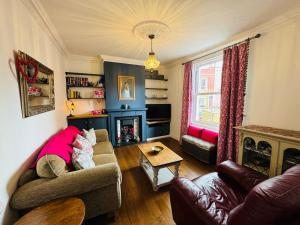 Istumisnurk majutusasutuses Totterdown's Modern & Vintage inspired Home
