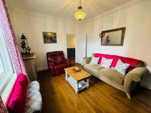 Istumisnurk majutusasutuses Totterdown's Modern & Vintage inspired Home