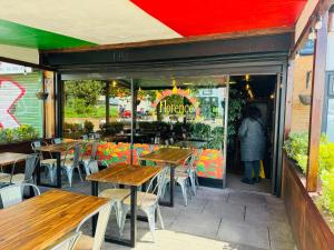 Restoran või mõni muu söögikoht majutusasutuses Totterdown's Modern & Vintage inspired Home
